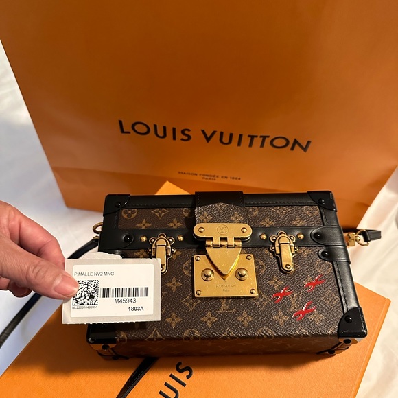Louis Vuitton Petite Malle Monogram. - Picture 12 of 17